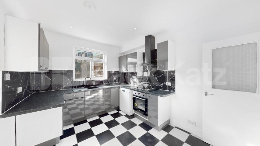 Newly refurbished 4 bedrrom house with garden mins to tube & shops Baronet Grove, Tottenham